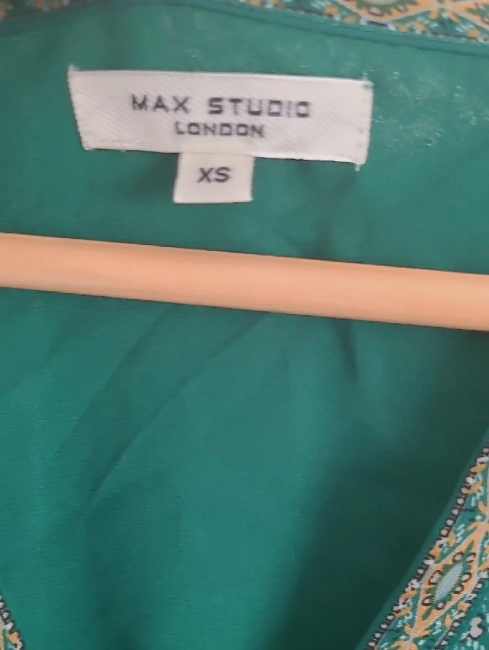 Max Studio Emerald Paisley V‑Neck Tiered Maxi Dress - Picture 2 of 4